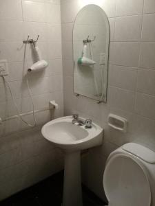 Ett badrum på Apart Hotel Marilian