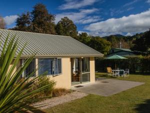 Gallery image of Tasman Treat - Marahau Holiday Home in Marahau