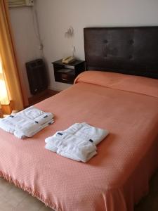 Dos toallas en una cama en una habitación de hotel en Apart Hotel Marilian en Salta