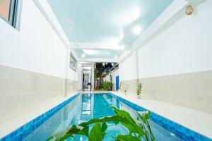 uma piscina num edifício com um visor de piscina em Aba Travel Villa em Hoi An