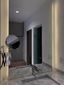 La salle de bains est pourvue d'un lavabo et d'un miroir. dans l'établissement Hotel Blanco Pachuca, à Pachuca