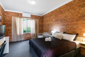 Кровать или кровати в номере Broadford Sugarloaf Motel