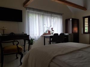 um quarto com uma cama, uma secretária e uma janela em Apartamenty Avanti-Stare Miasto Zamość em Zamość