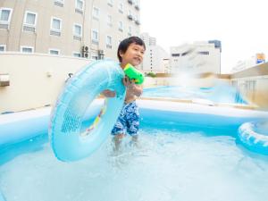 a young boy playing in a pool with at Hotel Ocean (Kokusai-Dori) in Naha