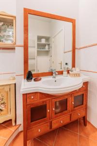 bagno con lavandino e specchio di B&B Greco Home a Taormina