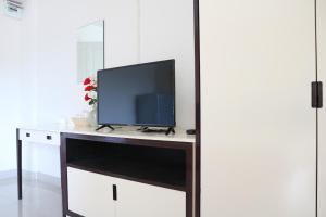 a desk with a television on top of it at Ladapan Mansion in Nonthaburi