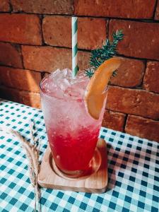 een drankje met een sinaasappelschijfje zittend op een tafel bij The Castello Resort in Ko Larn