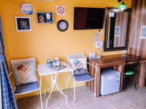ラン島にあるザ カステッロ リゾートのデスク、テーブル、椅子が備わる客室です。