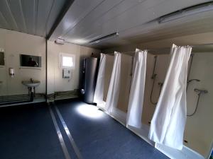 Televízia a/alebo spoločenská miestnosť v ubytovaní Camping und Chalet Saggraben