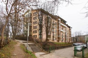 Un grand bâtiment avec des escaliers se trouve juste devant. dans l'établissement Penthouse Apartment with Great Panoramic City View, à Vilnius