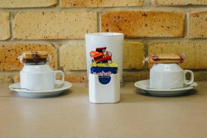 Příslušenství pro přípravu čaje a kávy v ubytování The Australian Hotel St George