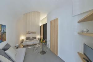un soggiorno con divano bianco e tavolo di Voltabianca Suite a Ostuni