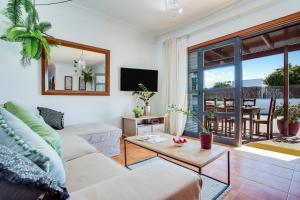 een woonkamer met een bank en een tafel bij Casa Sultana in Playa Blanca