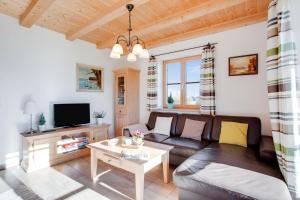 a living room with a couch and a table at Ferienwohnung Seeblick in Bad Heilbrunn