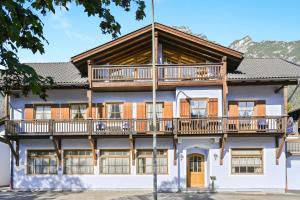 un edificio de apartamentos con balcones y terraza en Katharinenhof Ferienwohnung Kramer Groß (3), en Garmisch-Partenkirchen