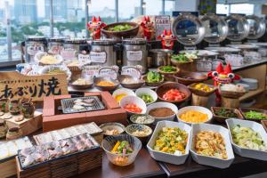 ein Buffet mit verschiedenen Speisen auf dem Tisch in der Unterkunft Hotel Ocean (Kokusai-Dori) in Naha