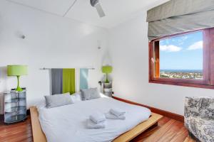 A bed or beds in a room at Villa Abaego Még 37 kép