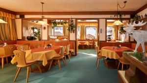 een restaurant met tafels en stoelen in een kamer bij Gästehaus Emmi in Kleinarl