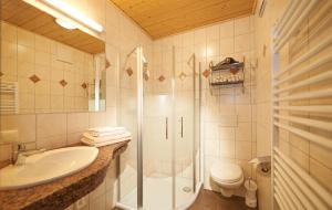 Bilik mandi di Gästehaus Emmi
