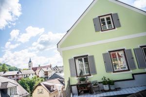 żółty i zielony dom ze stołem i krzesłami w obiekcie Leopold an der Ybbs w mieście Waidhofen an der Ybbs