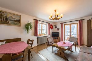 sala de estar con mesa y sofá en Ferienwohnungen Holzner groß en Inzell