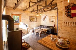 salon z kanapą i stołem w obiekcie Chalet Petit w mieście Kanzelhöhe