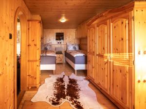 sypialnia z dwoma łóżkami w drewnianej chacie w obiekcie Chalet Petit w mieście Kanzelhöhe