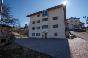 a large white building with a bench in front of it at Apartment 5 - Zur Sonne in Laion