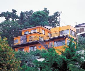 El edificio en el que está la pensión