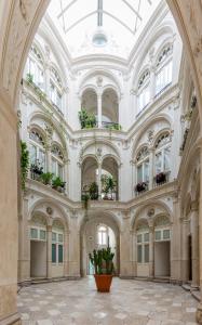 バーリにあるDimora Scipione Crisanzioの天井に植物を植えた大きな建物