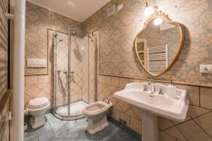 バーリにあるDimora Scipione Crisanzioのバスルーム(洗面台、トイレ、シャワー付)