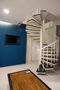 Una escalera en una habitación con una pared azul en Econtel Queensbay en Bayan Lepas