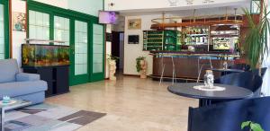 un ristorante con bar con tavolo e bancone di Rivazzurra Hotel a Pesaro