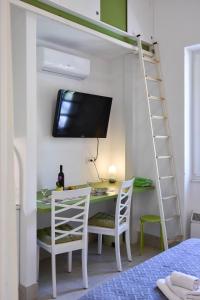 Televízia a/alebo spoločenská miestnosť v ubytovaní Micro Apartment SUNI2