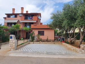 una casa con un cortile di fronte di Roza a Cres