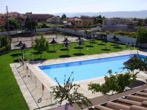 una vista aérea de una piscina en un parque en Puerta de Segovia, en La Lastrilla