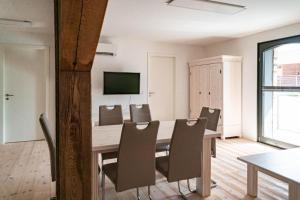 uma sala de jantar com mesa e cadeiras em Hafenanker em Barth