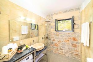 Kuchyň nebo kuchyňský kout v ubytování Villa Vardis Heated Pool