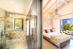 Postel nebo postele na pokoji v ubytování Villa Vardis Heated Pool