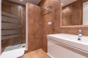 łazienka z toaletą, umywalką i prysznicem w obiekcie Marbella Suites w Marbelli +26 zdjęć