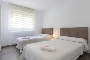 Łóżko lub łóżka w pokoju w obiekcie Marbella Suites