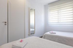Łóżko lub łóżka w pokoju w obiekcie Marbella Suites