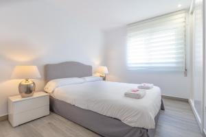 Łóżko lub łóżka w pokoju w obiekcie Marbella Suites