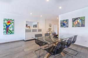 Kuchnia lub aneks kuchenny w obiekcie Marbella Suites