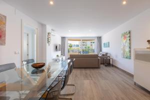 salon ze szklanym stołem i kanapą w obiekcie Marbella Suites w Marbelli