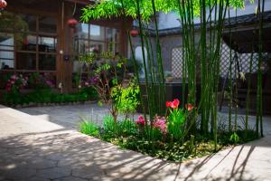 夕露小榭古城南门店 Xilu Xiaoxie Inn Old Town Lijiang外面的花园