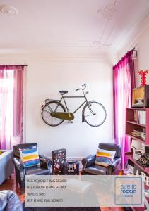 ein Fahrrad hängt an der Wand im Wohnzimmer in der Unterkunft Aveiro Rossio Hostel in Aveiro