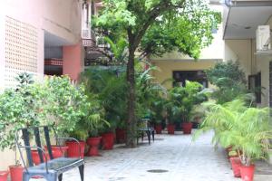 Un jardín fuera de Vinayak Guest House