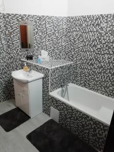 een badkamer met een bad, een wastafel en een bad bij Ubytování Kozov in Bouzov