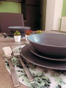 un tazón y un plato en una mesa con cubiertos en L'ANGELICA AFFITTACAMERE, en Grottaminarda